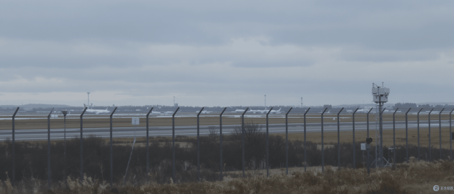 d&eacute;couvrez comment les a&eacute;roports de roissy et d'orly renforcent leur s&eacute;curit&eacute; face aux survols de drones, en mettant en place des strat&eacute;gies innovantes et des syst&egrave;mes de protection avanc&eacute;s pour garantir la s&ucirc;ret&eacute; des voyageurs et du personnel.