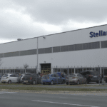 stellantis annonce la cessation de la production automobile &agrave; l'usine de poissy en raison d'une surcapacit&eacute; industrielle, impactant l'emploi et l'industrie locale.
