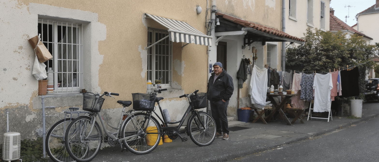 découvrez comment les français ajustent leur quotidien face à la crise énergétique en réduisant leurs déplacements et en limitant les petits plaisirs pour économiser de l'énergie.