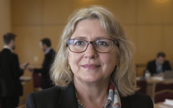 d&eacute;couvrez les enjeux du congr&egrave;s de la cgt avec la r&eacute;&eacute;lection de sophie binet et le renforcement de sa strat&eacute;gie syndicale pour d&eacute;fendre les droits des travailleurs.