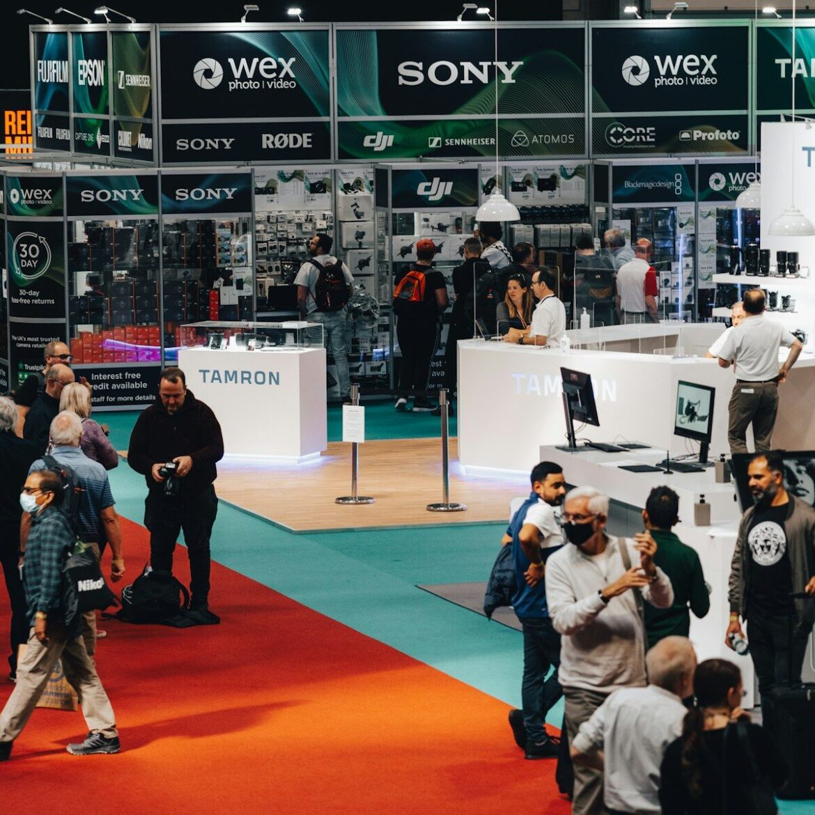 Salons professionnels : comment transformer votre stand en machine &agrave; contacts