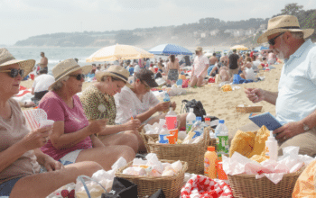 d&eacute;couvrez comment la canicule et l'inflation influencent les choix des fran&ccedil;ais pour leurs vacances d'&eacute;t&eacute;, entre adaptation et nouvelles strat&eacute;gies de voyage.