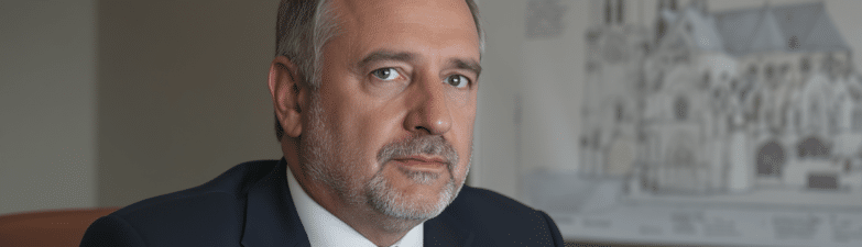 olivier tainturier nomm&eacute; coordonnateur des projets industriels strat&eacute;giques li&eacute;s &agrave; notre-dame par le gouvernement, charg&eacute; de piloter la reconstruction et les initiatives cl&eacute;s.