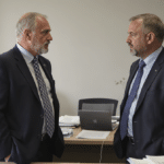d&eacute;couvrez comment l'engagement de deux inspecteurs du travail a d&eacute;clench&eacute; une affaire politique majeure impliquant le minist&egrave;re, soulevant des enjeux de gouvernance et de justice sociale.