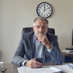 d&eacute;couvrez comment les tensions au moyen-orient provoquent un impact &eacute;conomique majeur et poussent les taux d&rsquo;int&eacute;r&ecirc;t fran&ccedil;ais au-dessus de 4 % pour la premi&egrave;re fois depuis 2008, affectant les march&eacute;s et le pouvoir d&rsquo;achat.