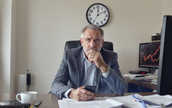 d&eacute;couvrez comment les tensions au moyen-orient provoquent un impact &eacute;conomique majeur et poussent les taux d&rsquo;int&eacute;r&ecirc;t fran&ccedil;ais au-dessus de 4 % pour la premi&egrave;re fois depuis 2008, affectant les march&eacute;s et le pouvoir d&rsquo;achat.