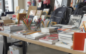 d&eacute;couvrez comment les prix des fournitures scolaires baissent avant la rentr&eacute;e, mais pourquoi une augmentation est pr&eacute;vue apr&egrave;s septembre. pr&eacute;parez-vous efficacement pour la rentr&eacute;e scolaire.