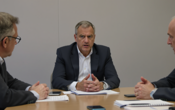le pr&eacute;sident du medef accuse la cgt et la cfdt de jeter une &laquo; ombre suspecte &raquo; sur la d&eacute;mocratie sociale en combattant le rn.