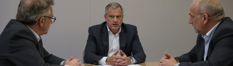 le pr&eacute;sident du medef accuse la cgt et la cfdt de jeter une &laquo; ombre suspecte &raquo; sur la d&eacute;mocratie sociale en combattant le rn.
