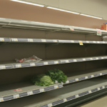 d&eacute;couvrez comment la s&eacute;cheresse entra&icirc;ne une forte augmentation des prix des fruits, l&eacute;gumes et produits alimentaires en supermarch&eacute;, impactant le quotidien des consommateurs.
