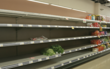 d&eacute;couvrez comment la s&eacute;cheresse entra&icirc;ne une forte augmentation des prix des fruits, l&eacute;gumes et produits alimentaires en supermarch&eacute;, impactant le quotidien des consommateurs.