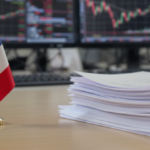 d&eacute;couvrez pourquoi l&rsquo;endettement de la france pourrait fragiliser les march&eacute;s mondiaux et quels risques une crise de la dette souveraine ferait peser sur l&rsquo;&eacute;conomie.