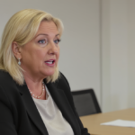 d&eacute;couvrez comment marine le pen entend &eacute;tendre la pr&eacute;f&eacute;rence nationale au secteur priv&eacute; et quels enjeux soul&egrave;ve cette proposition.