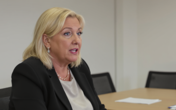 d&eacute;couvrez comment marine le pen entend &eacute;tendre la pr&eacute;f&eacute;rence nationale au secteur priv&eacute; et quels enjeux soul&egrave;ve cette proposition.