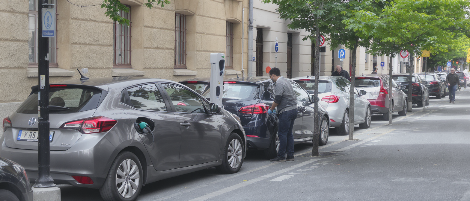 de plus en plus d’automobilistes adoptent la voiture électrique et accélèrent la transition vers une mobilité plus propre.